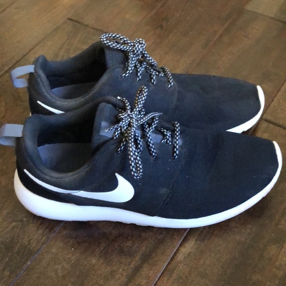 Women’s Nike Roshe One - Picture 2 of 4